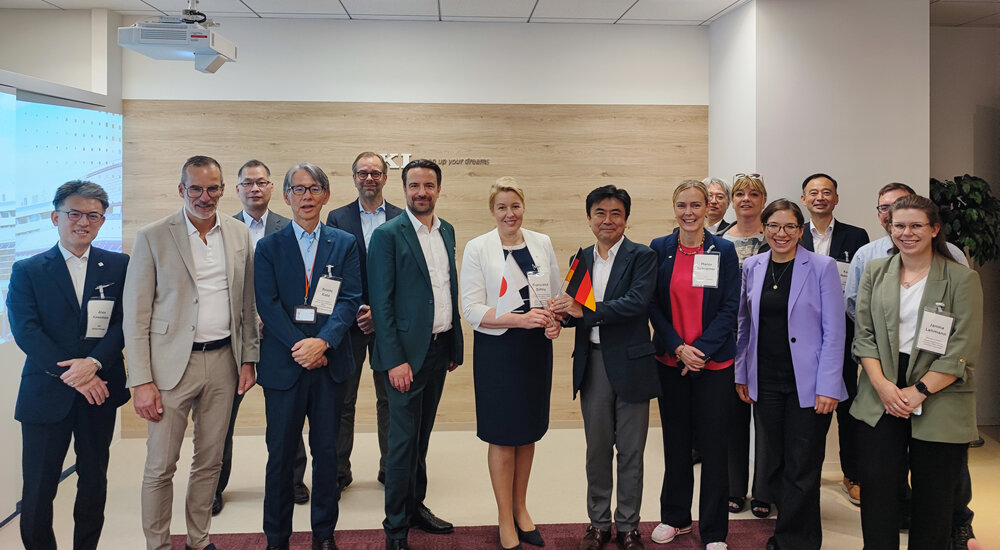 視察団のみなさまと記念撮影