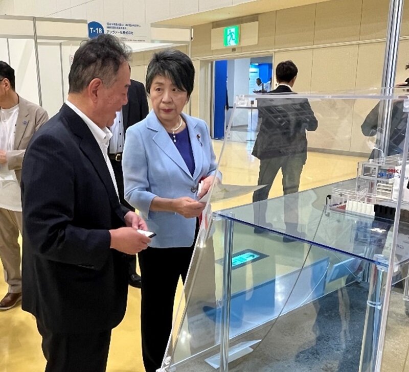 OKIブースを視察される上川議員