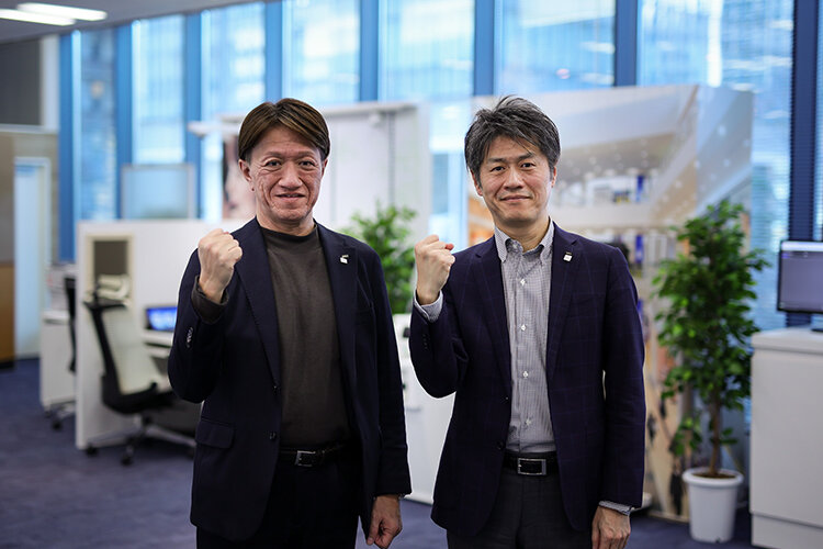 写真：（左）藤原雄彦 常務理事（CINO、CDO 兼 イノベーション推進室長） （右）顔正修 部長（イノベーション推進室 共創推進チーム）