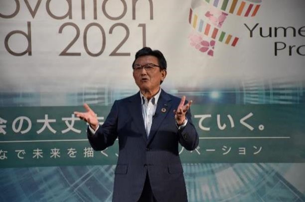 Chairman Kamagami giving a lecture at OKI Innovation World (the president at the time)