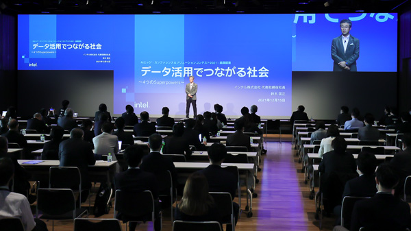 講演する鈴木国正氏