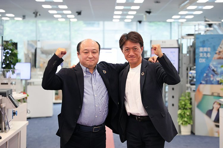 OKI 森社長（左）と藤原執行役員（右）