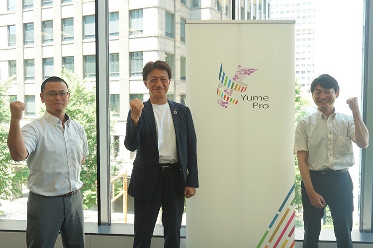 OKI藤原執行役員 イノベーション責任者兼イノベーション事業開発担当(中央)、 CFB開発部 鈴木部長(右)、谷川チームマネージャー(左)