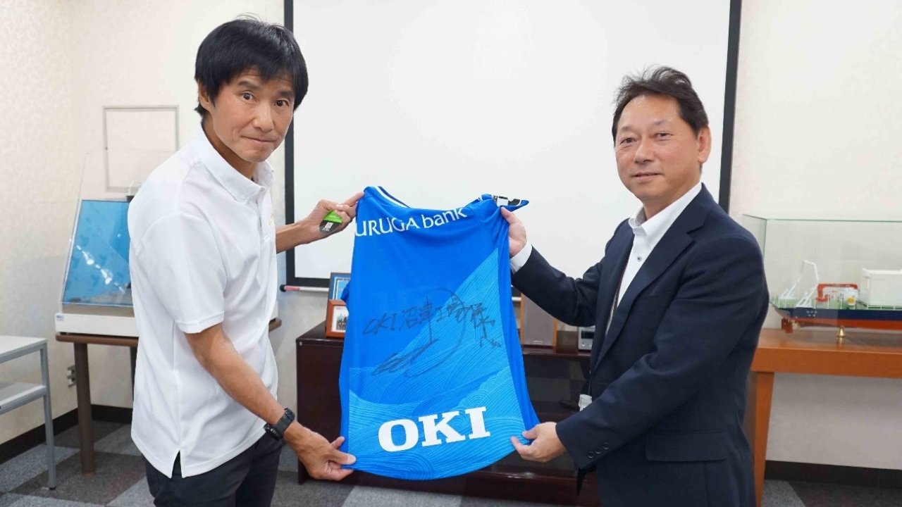 パートナー契約に先駆け、アスルクラロ沼津の中山監督らがOKI沼津工場を表敬訪問