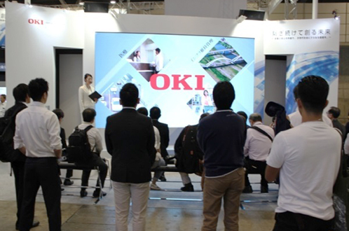 「OKIが描くすぐ近くの実現可能な未来」を紹介するプレゼンテーションステージ