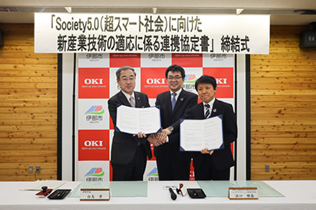 左から白鳥市長、OKI片桐、OKI浜口