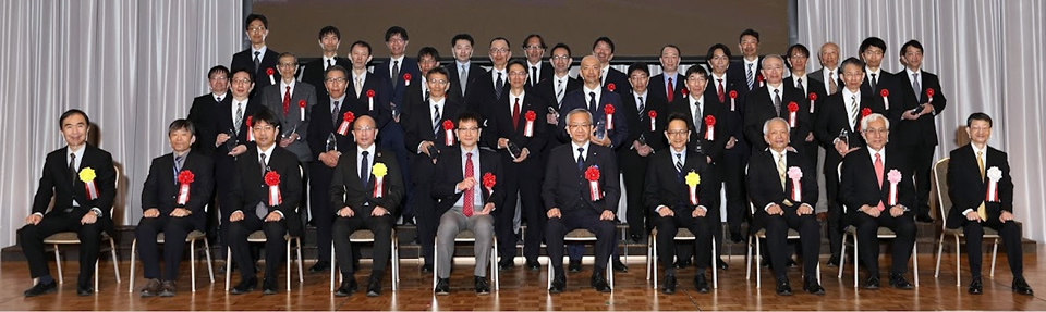 日本ITU協会賞受賞者の方々。前から2列目の右から1番目がOKI山本