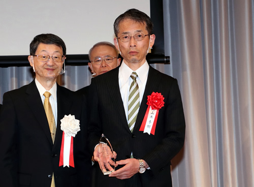 「功績賞」を受賞したOKI山本