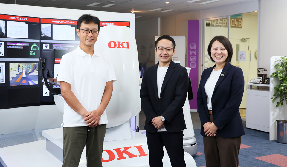 「OKI Style Square TORANOMON」にて。新たな価値を“共創”する空間だ。後ろに見えるのは、業務特化型の「リモート DXプラットフォーム REMOWAY™」