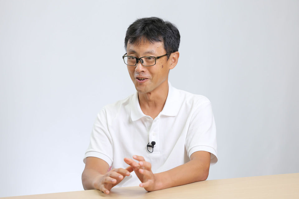 執行役員・人事総務部長の八反田徹。組織風土改革に取り組みはじめてから、「自分もだんだん前向きな気分になってきた」と話す