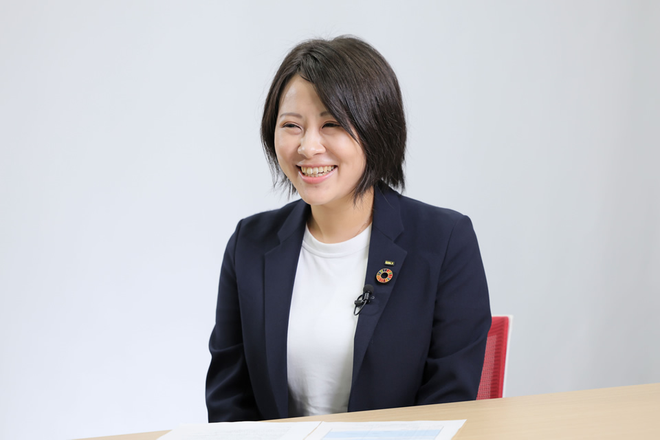 イノベーション事業開発センター企画室戦略企画チームの鈴木まり。学生時代はヨット部に所属し、毎週海に通っていた。ブルーカーボン事業の展開に目を輝かせる