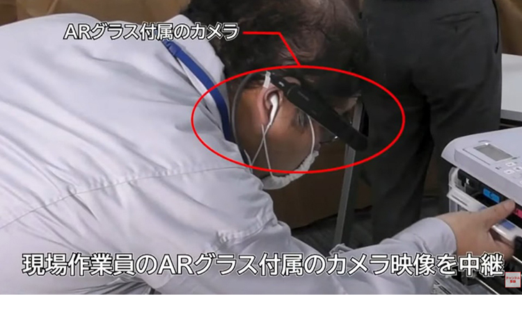 現場でプリンターの保守教育を受ける様子の写真