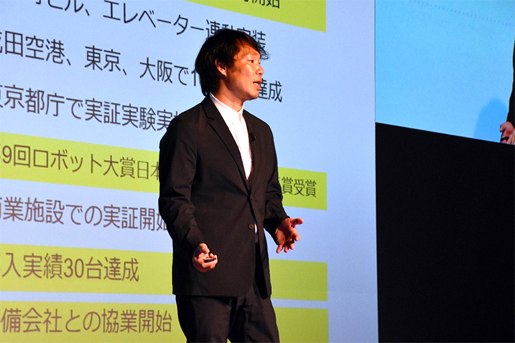 講演する中村氏の写真