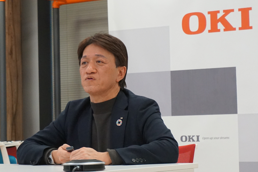 藤原執行役員による講演の様子の写真