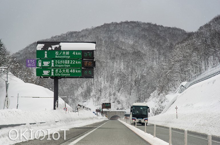 雪国の道路のイメージ