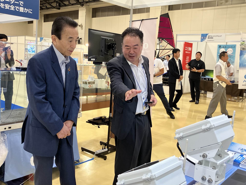 OKIブースを視察される鈴木県知事