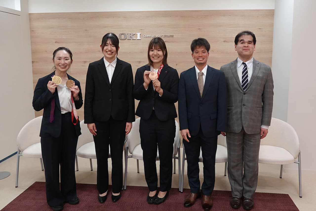 左から浦田さん、新井選手、萩原選手、原田選手、信沢さん