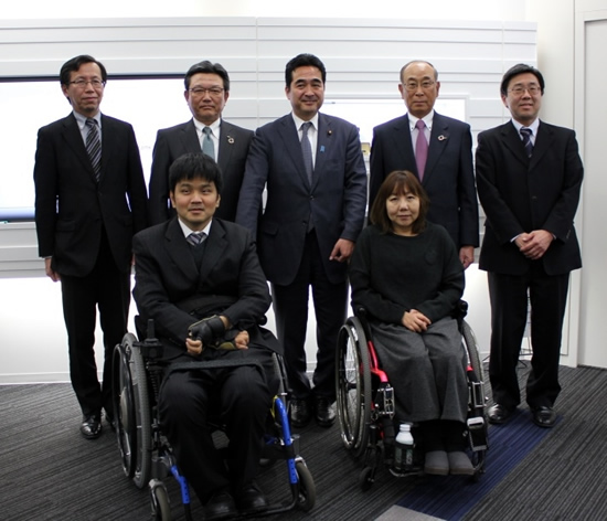 後列左から、吉田大臣官房総括審議官、鎌上社長、坂井総務副大臣、川崎会長、OKIワークウェル津田社長、前列左からOKIワークウェル清倉、小林
