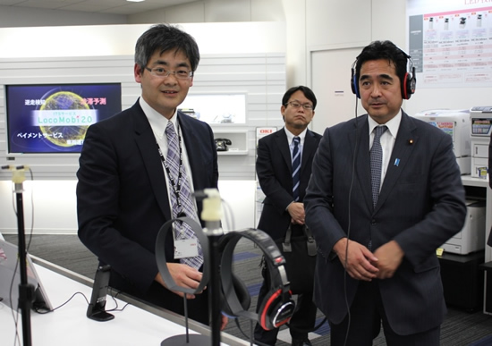 エリア収音技術を体験される坂井総務副大臣