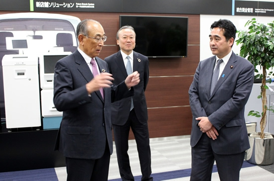 左から、川崎会長、坂井総務副大臣