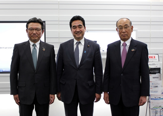 左から、鎌上社長、坂井総務副大臣、川崎会長