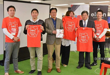 最優秀賞:チームC、G、坪井常務(中央)