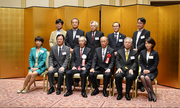 川崎会長を囲んでの記念撮影(右から3番目が川崎会長)
