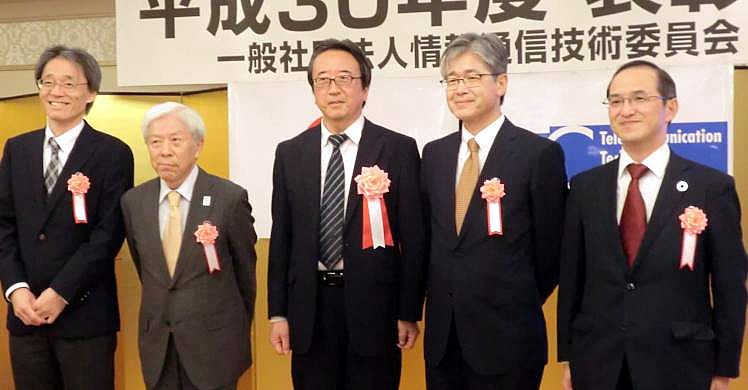 表彰式に参加された受賞者(左から、糸田、高呂、斉藤、川西、千村)