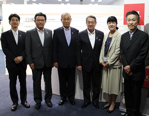 OKIショールームにて左から星副社長、鎌上社長、川崎会長、石田総務大臣、OWW堀口社長、秋本総括審議官