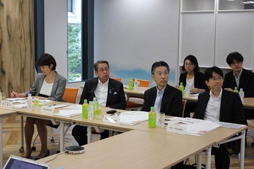 意見交換をする石田総務大臣（左から2人目）と総務省の皆様