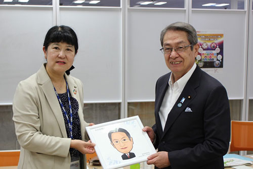似顔絵をプレゼントするOWW堀口社長