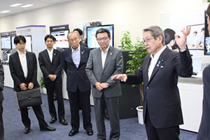 ショールームを見学される石田総務大臣