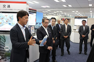 ショールームを見学される石田総務大臣