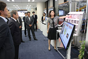 ショールームを見学される石田総務大臣