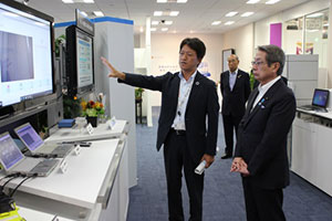 ショールームを見学される石田総務大臣