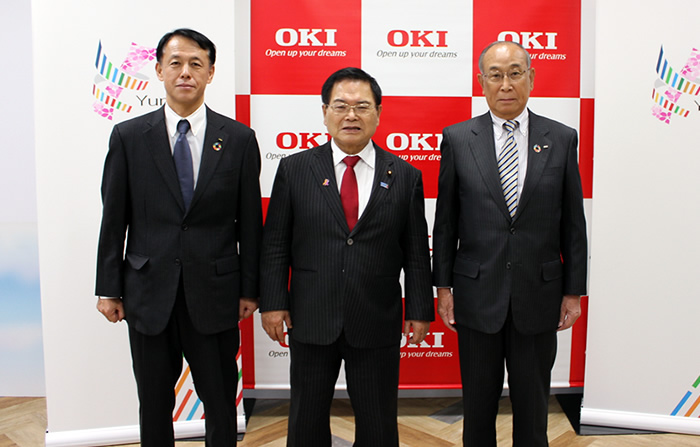右からOKI川崎会長、竹本IT政策担当大臣、OKI横田執行役員
