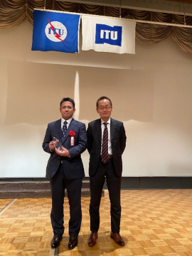 日本ITU協会賞奨励賞(左:斉藤氏、右:OKI横田潔理事)