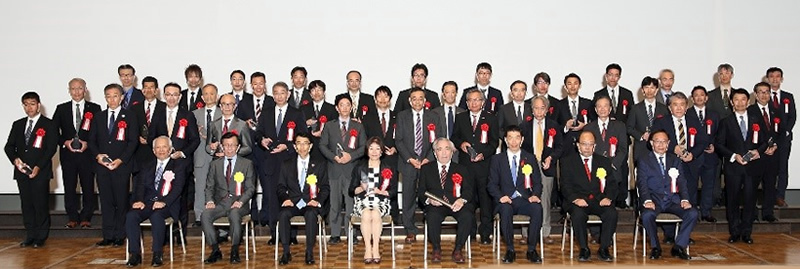 日本ITU協会賞受賞者と来賓(全体写真) 前から3列目の右から2番目が斉藤さん