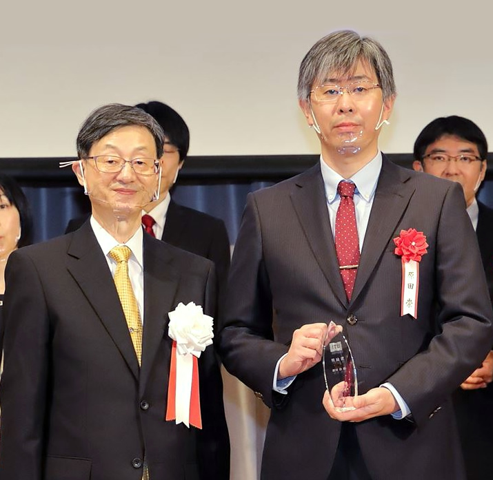 受賞した原田氏（右）と日本ITU協会 山川理事長（左）