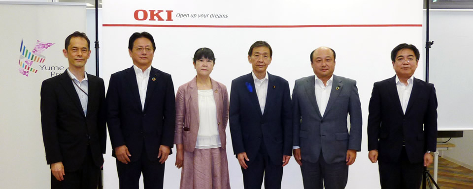OKI Yume STにて 左から植村大臣官房審議官、OKI坪井専務、OWW堀口社長、渡辺総務大臣政務官、OKI森社長、鈴木大臣官房総括審議官