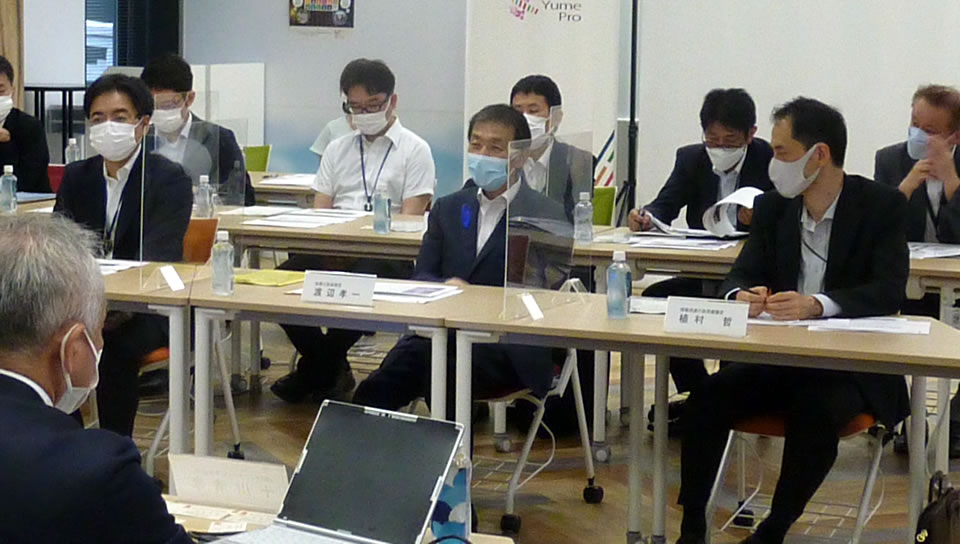 意見交換をする渡辺総務大臣政務官(左から2人目)と総務省の皆様