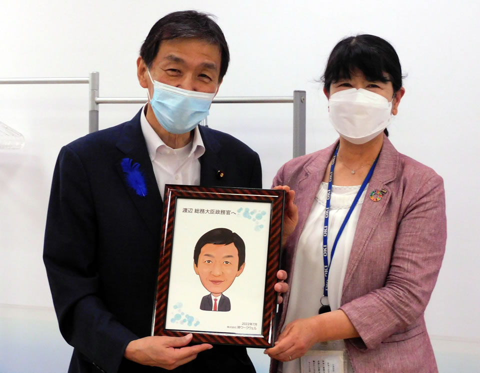 似顔絵をプレゼントするOWW堀口社長(右)