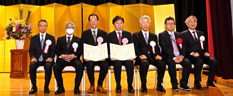 授賞式の様子(左から3番目が福永氏、左から4番目が野崎氏)