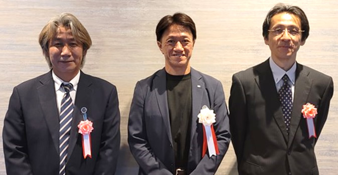 授賞式後の 鹿嶋氏(左)、藤原執行役員(中)、古沢氏(右)