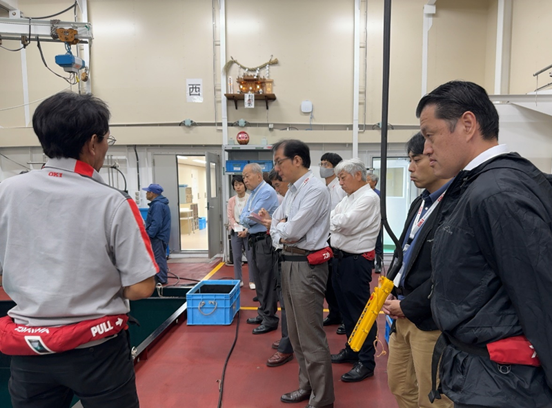 SEATEC NEOを見学される内閣府川口参事官(写真中央)