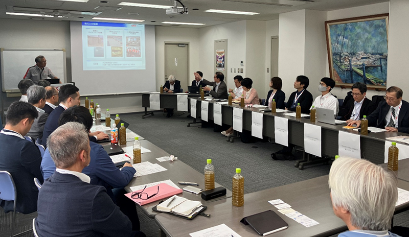 OCE鈴木担当部長の説明を受ける参加者の皆様
