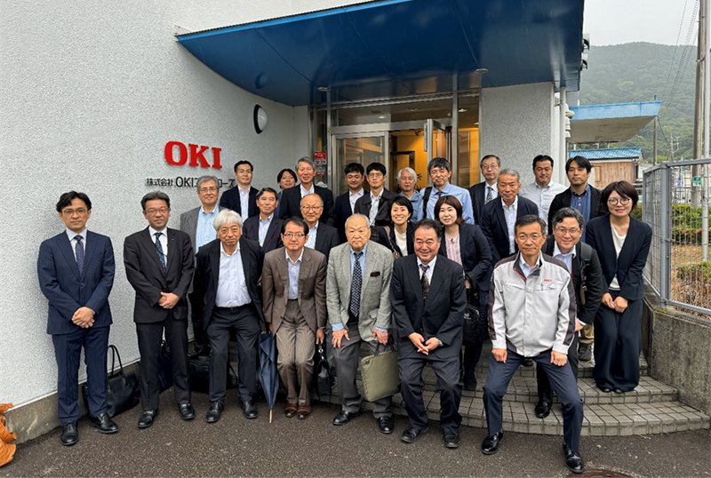 シーテック事業所にて参加者全員での記念撮影。前列右からOCE大塚社長、OKI村山担当部長、海洋産業タスクフォース高島総務副委員長、川口参事官、佐藤WG06リーダー、OKIクロスインダストリー事業推進センター藤森副センター長、大場事業開発第四部長