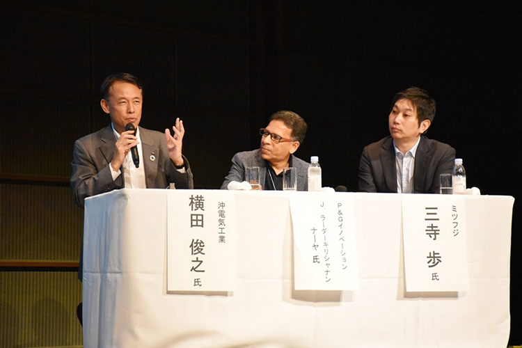 JACIシンポジウムに登壇する横田CINO（一番左）