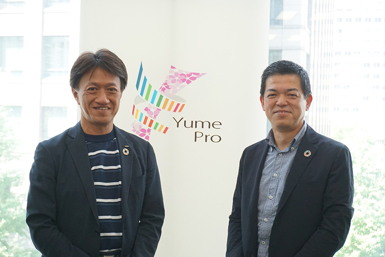藤原執行役員 CINO兼CTO(左)、統合営業本部 マーケティング本部 鈴木本部長(右)の写真