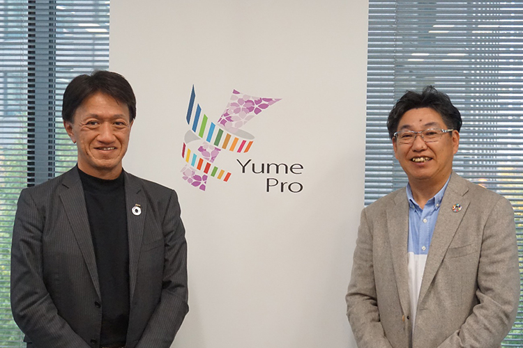 OKI 藤原執行役員 CINO兼CTO(左)、統合営業本部 営業企画部 緑川部長(右)の写真